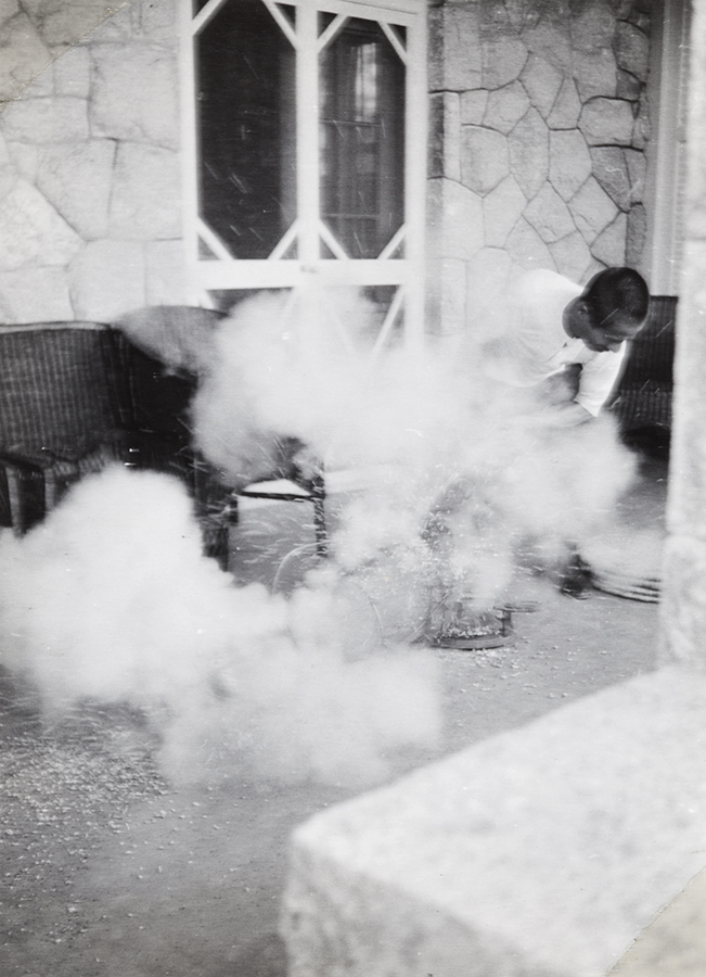 Making popcorn, Peitaiho (Beidaihe), c.1938, Morrison collection, Mo04-122.