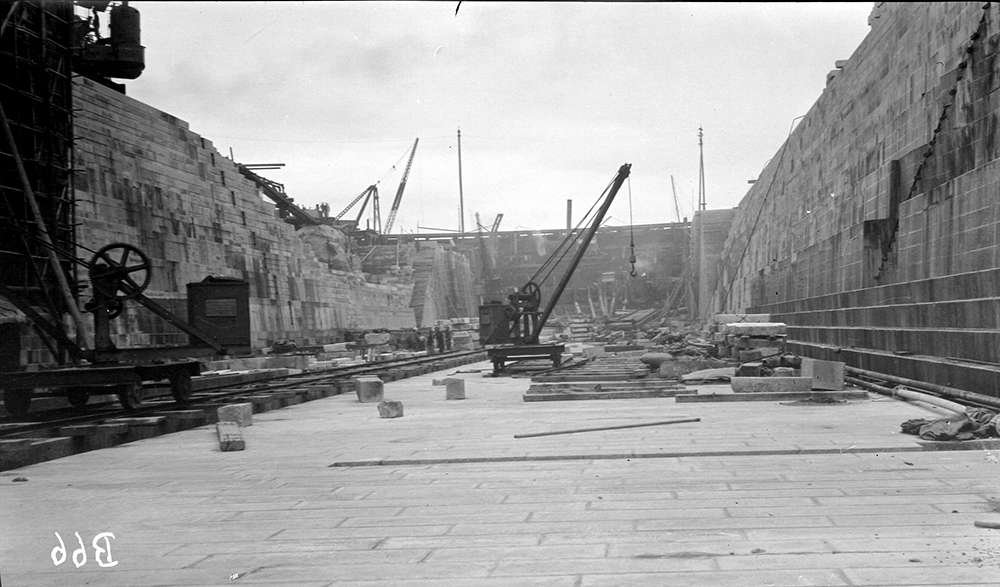 Constructing Taikoo dry dock, Hong Kong, 1906-07.  Sw02-104.