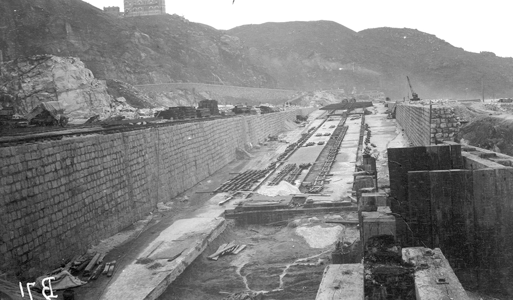 Constructing Taikoo dry dock, Hong Kong, 1906-07.  Sw02-113.
