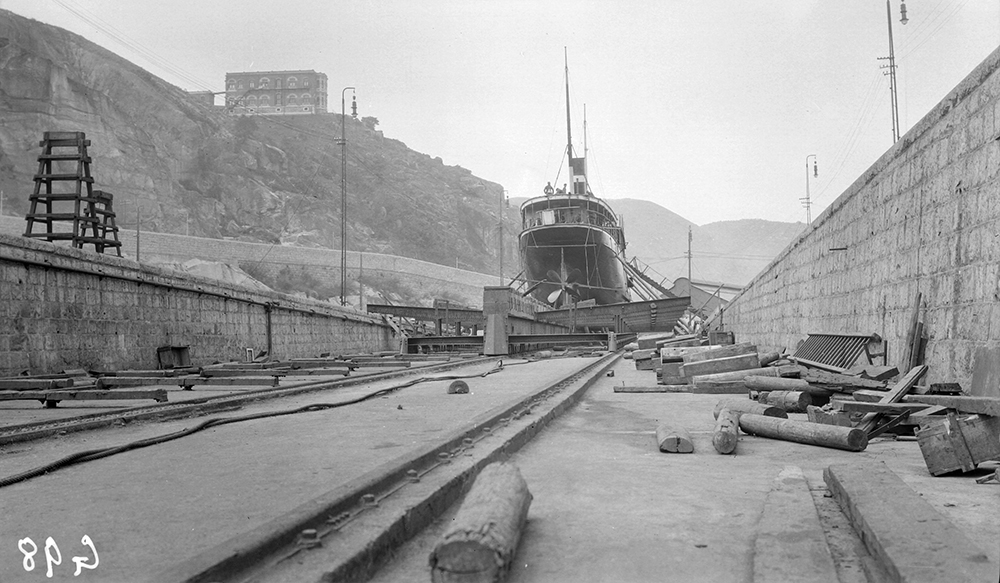 Repairing a ship's stern, Taikoo Dockyard, Hong Kong, 1911-12.  Sw07-149.
