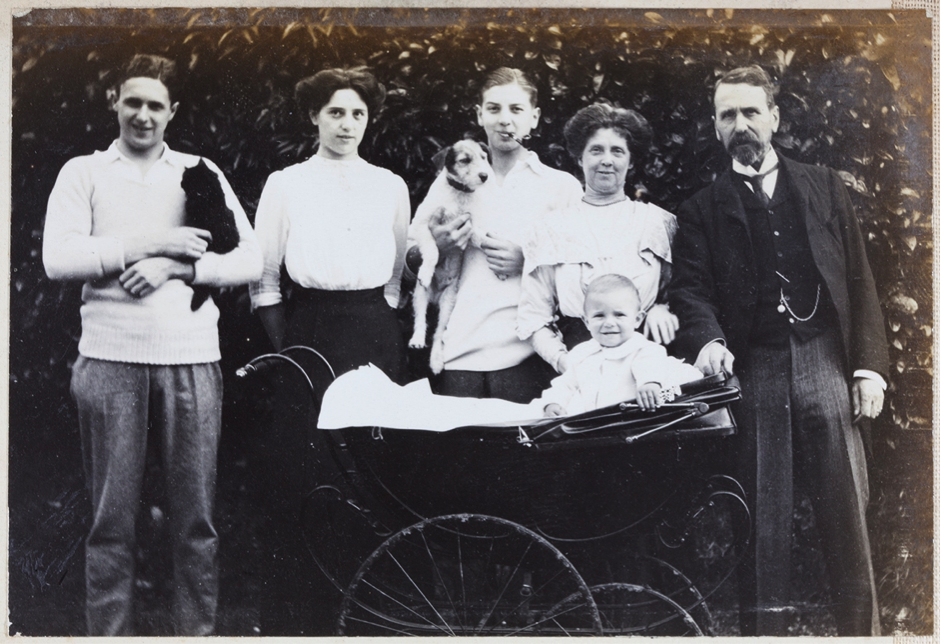 15. Burnt Oak, Waldron, Sussex, c. 1913. Harold, Geoff, Dorothy, Maggie, Harry and Bertie, Dorothy’s son, in pram.