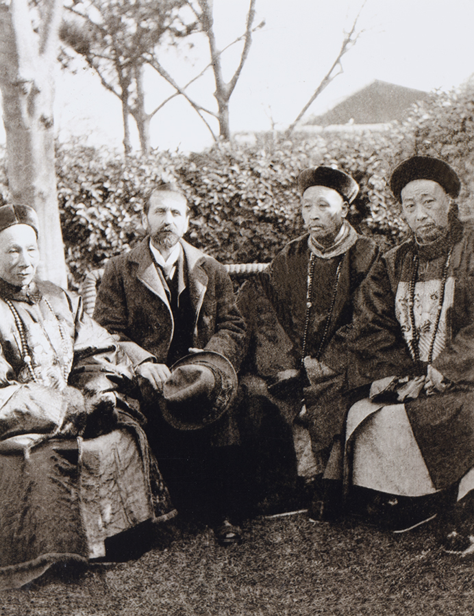 3. Harry with Chinese officials: the Daotai, Yung Ling on his left, the Magistrate, Tsung, on his far left and the Foreign Affairs Deputy, Li on Harry’s right. Kiukiang, 18 December 1904.