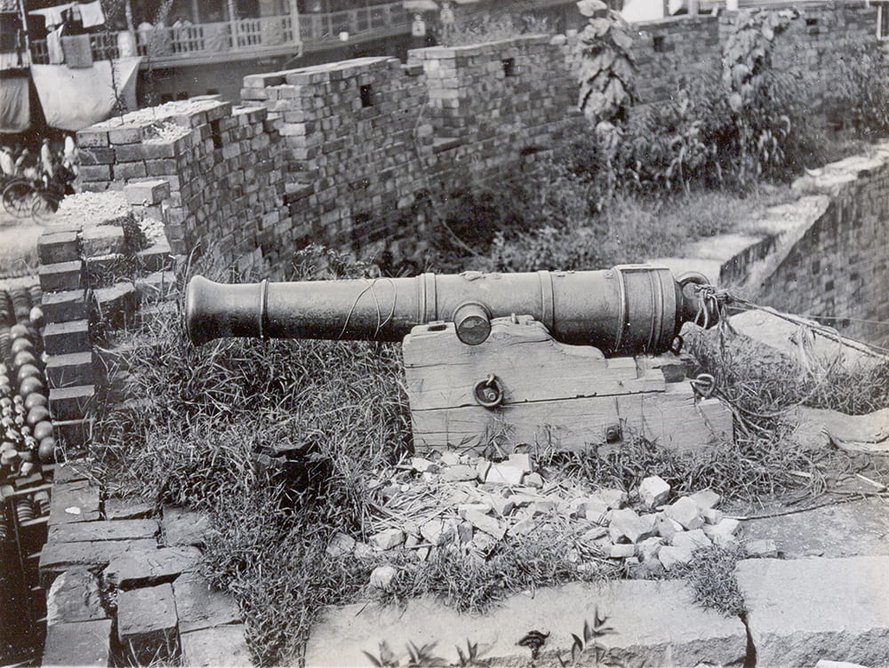 British-made cannon on city walls, Shanghai, c.1905-1910. HPC ref: OH01-031.