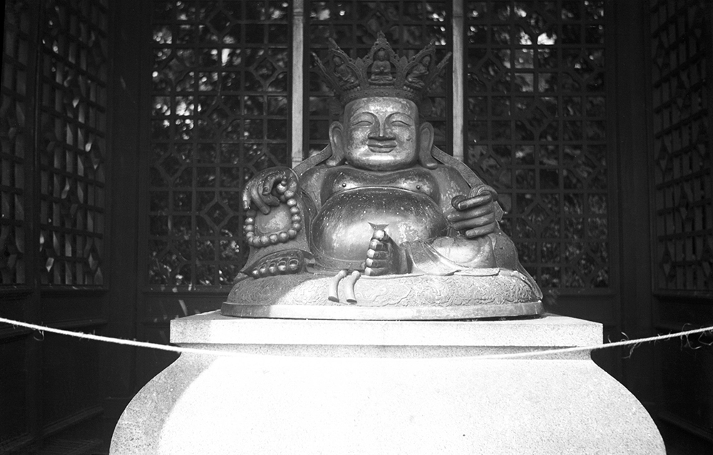 Fig. 4. The ‘Laughing Buddha’ (Budai) at Sandringham House, August 1934, when still housed under a ‘pagoda’ canopy. Note the good condition of the gilt. Photograph by George Plunkett (Source: http://www.georgeplunkett.co.uk/).